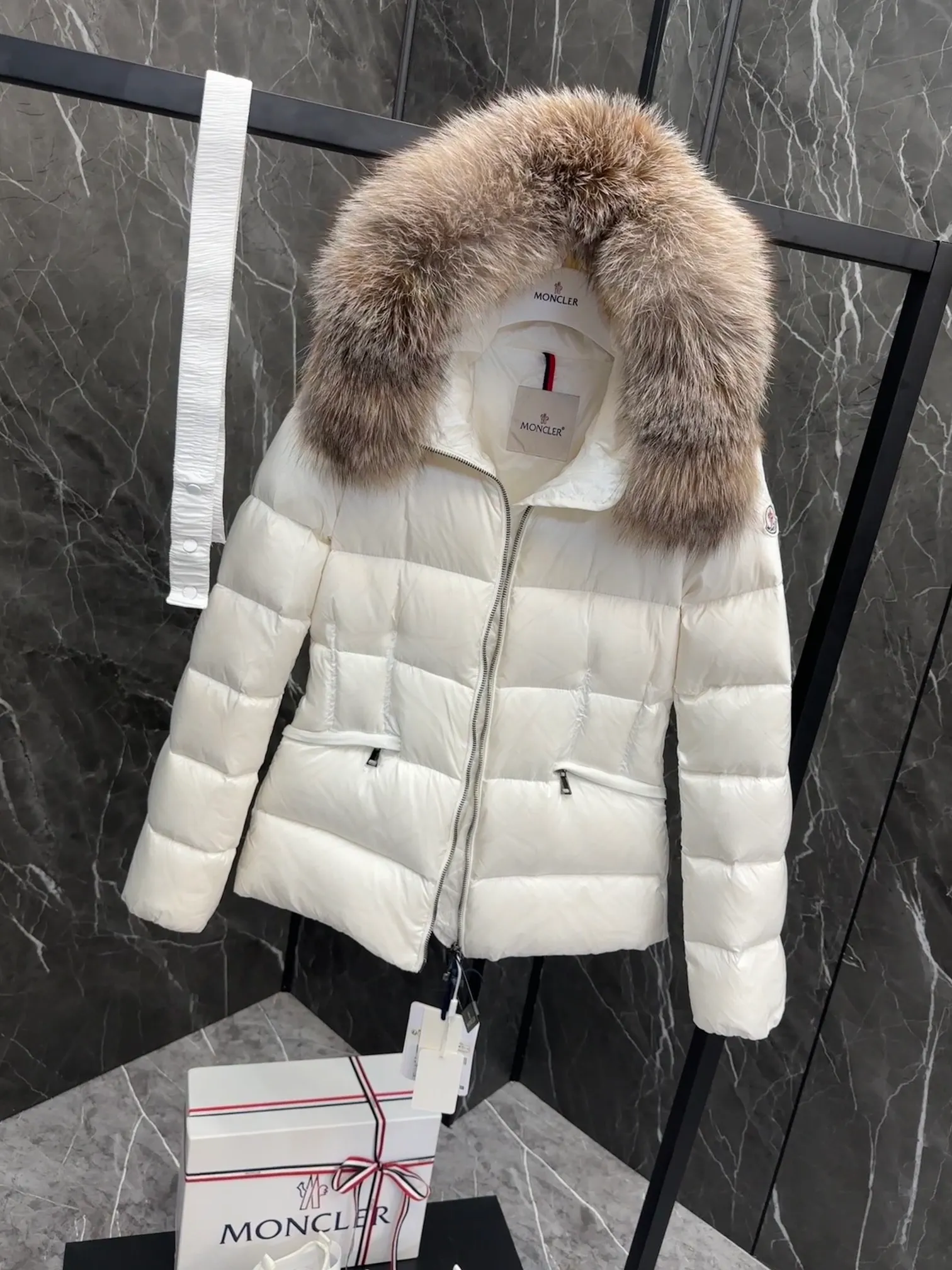 MONCLER Boed Boed longue saison ， ， 。 (! ， ) Boed ， ， 。 longue saison ， 。 · longue saison .Longue saison · · · · ， ·